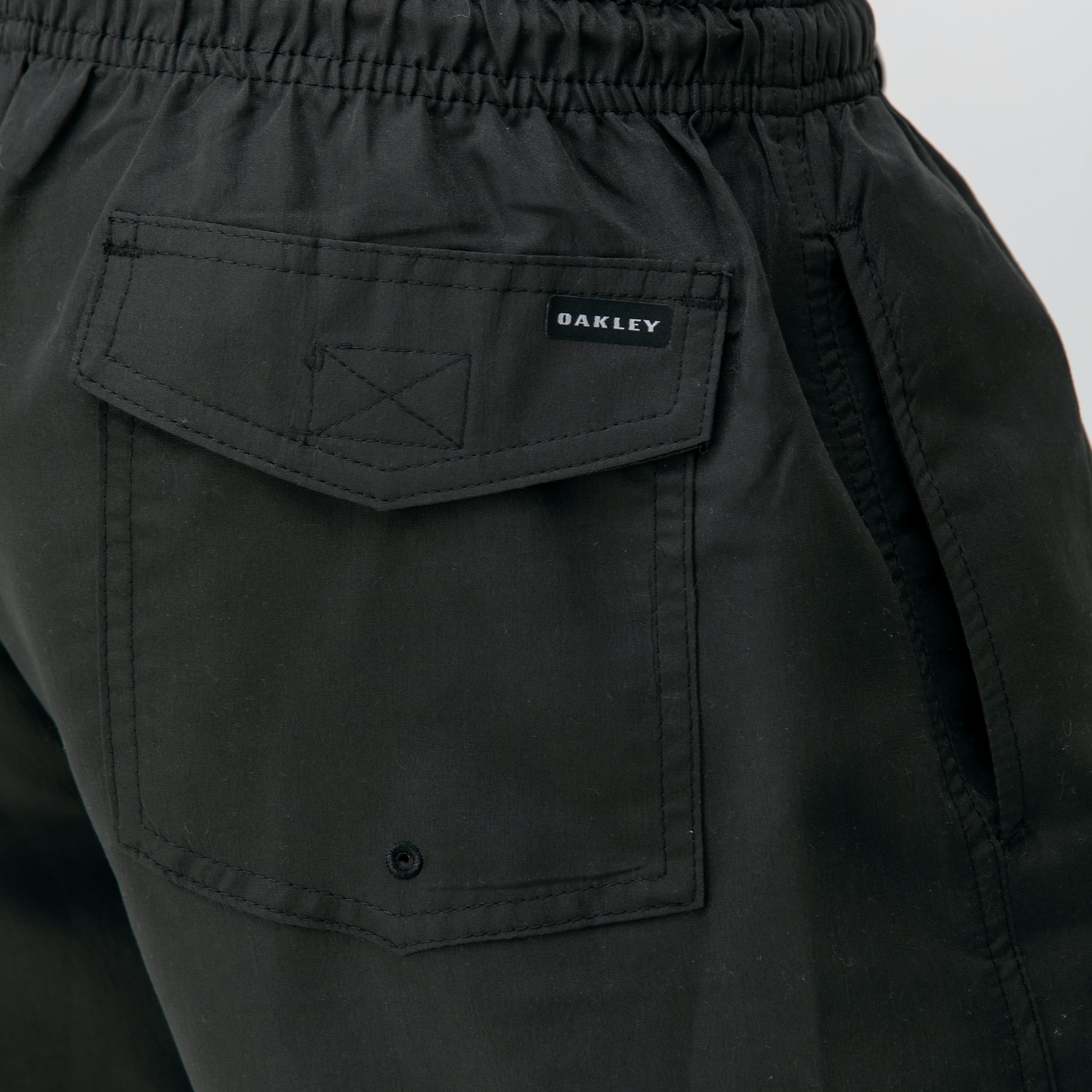 bermudas e camisas da oakley