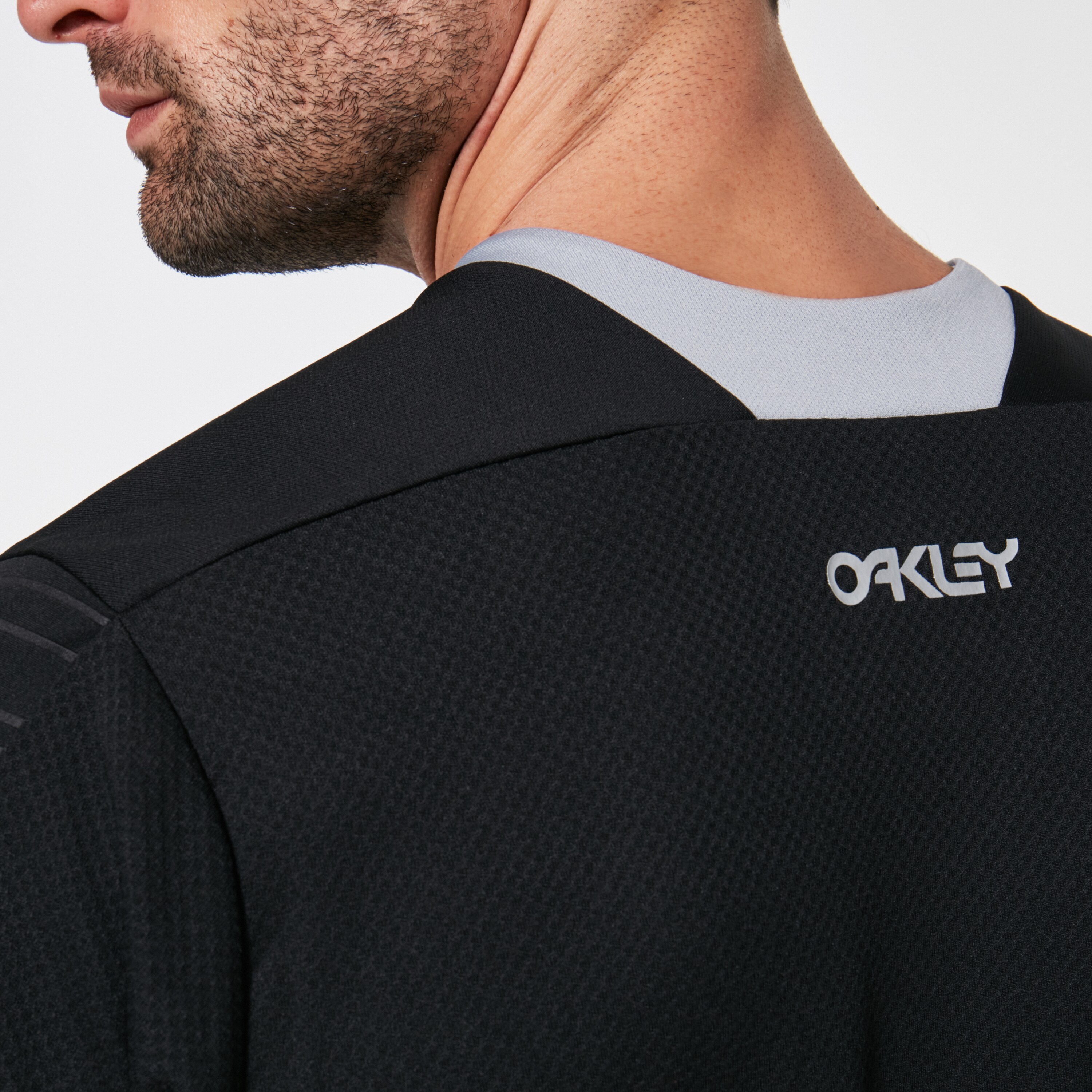 oakley cascade trail tee