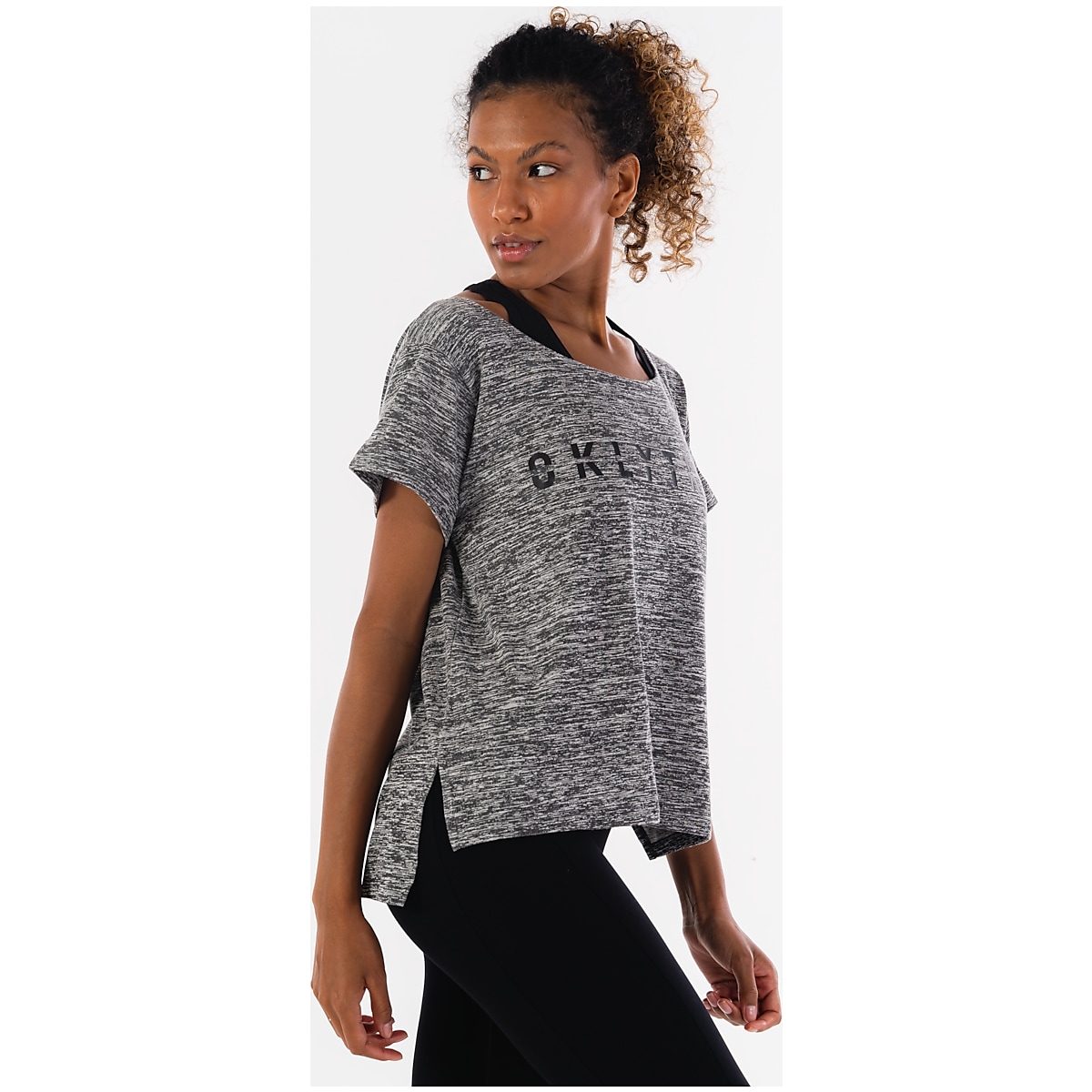 Preços baixos em Camisetas femininas Oakley