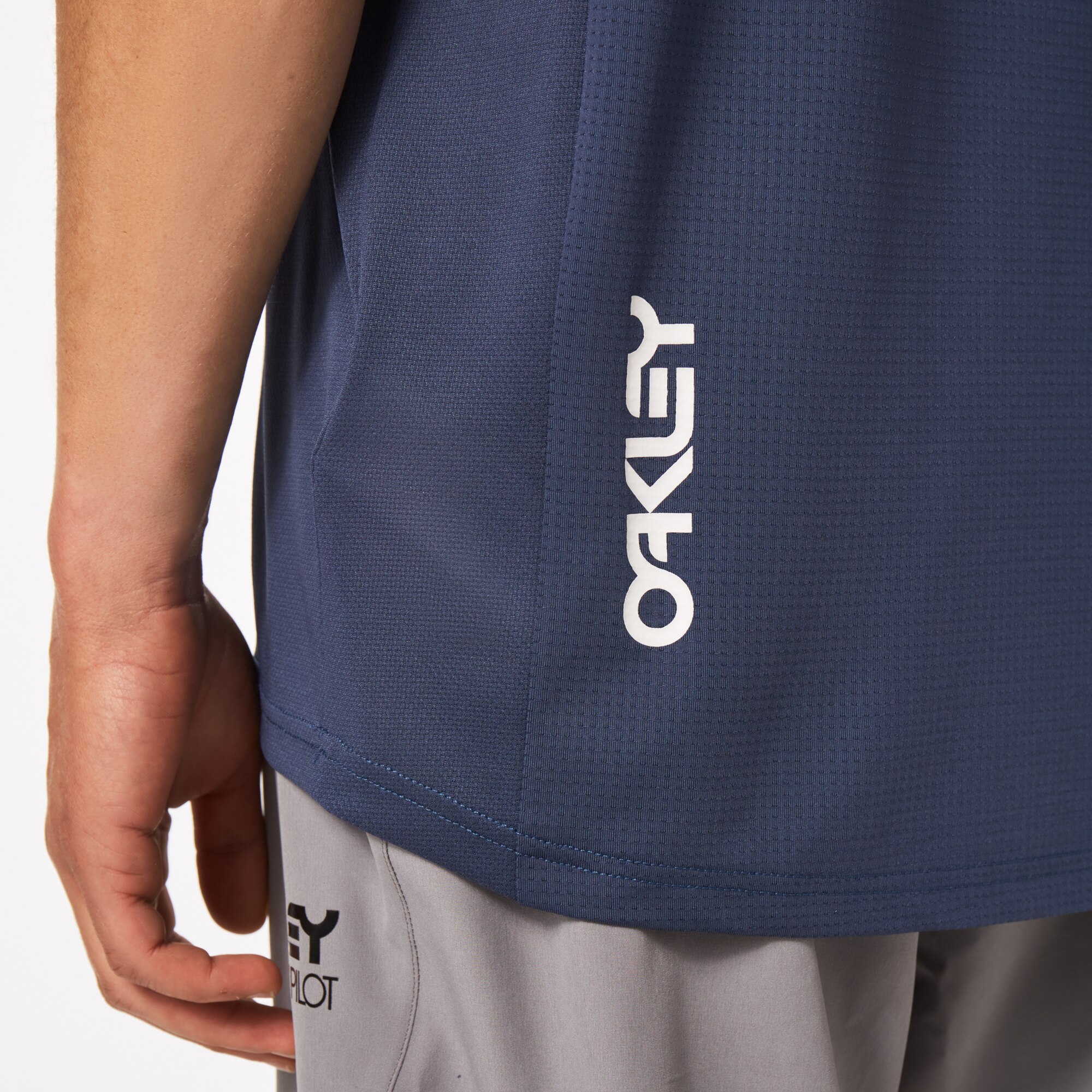 oakley cascade trail tee