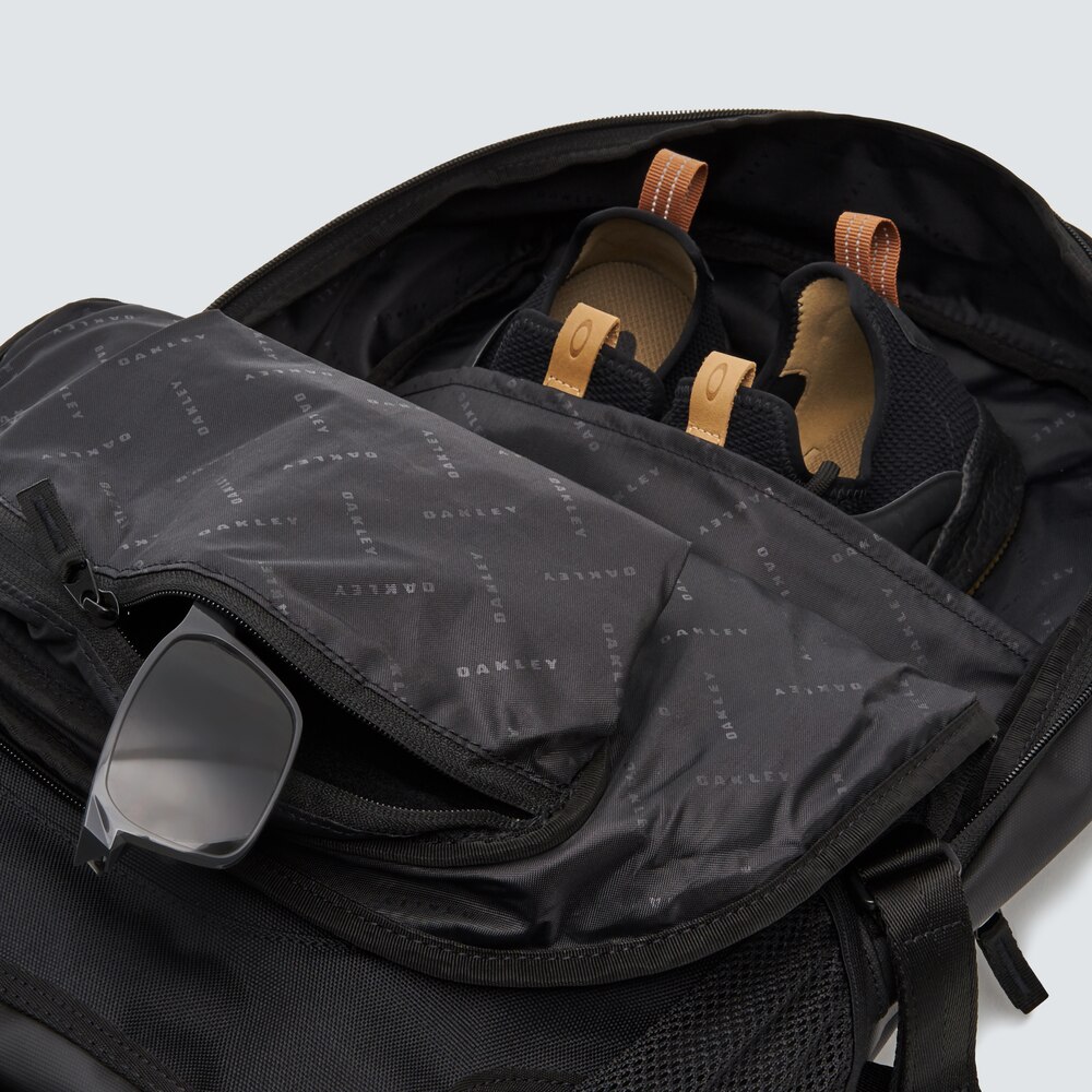 Oakley Futura Commuter Backpack - Blackout | Oakley IE Store