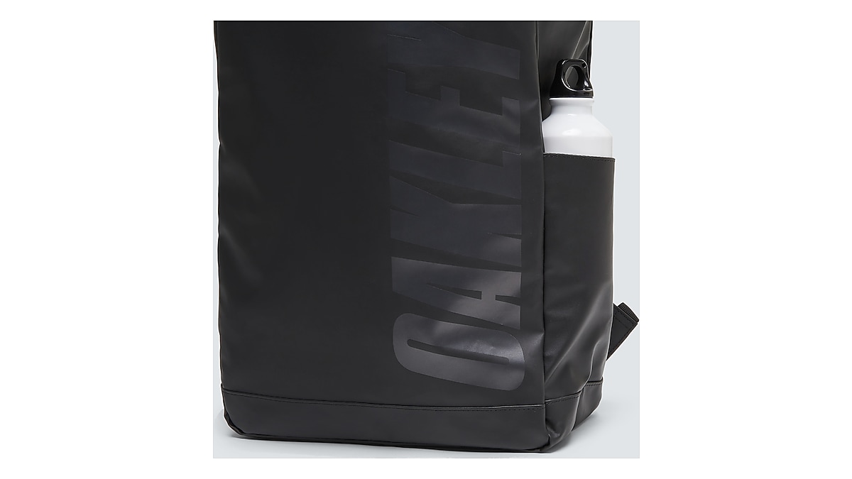 Oakley Essential Day Pack S 7.0 Ytr - Blackout | Oakley® 日本