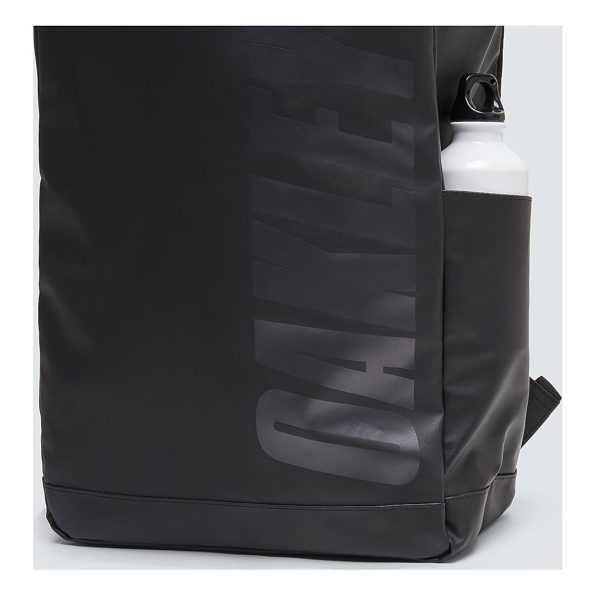 Oakley Essential Day Pack S 7.0 Ytr - Blackout | Oakley® 日本
