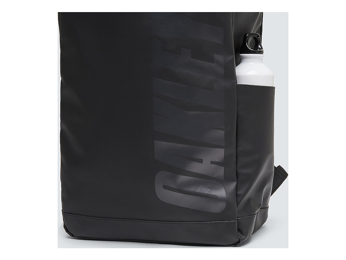 Oakley Essential Day Pack S 7.0 Ytr - Blackout | Oakley® 日本