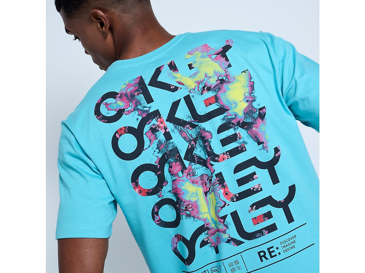 Tubecomvoce - Lançamento Oakley Tube! Confira a Camiseta Oakley Frogs on  Board Tee feita em malha mista de algodão com poliester, gola careca em rib  1x1, estampa frente e costas em base