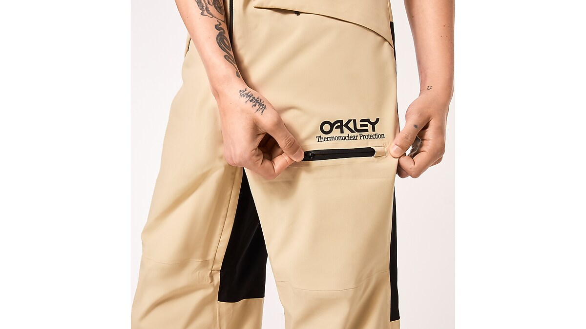 Oakley TNP Shell BIB in Blackout | Oakley® EU