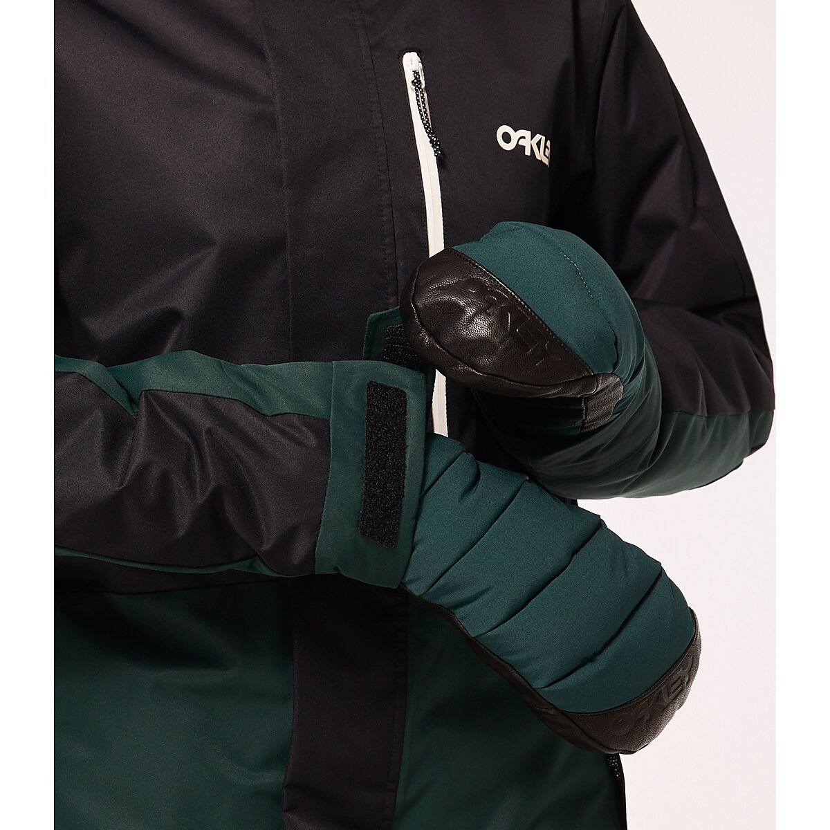 Oakley Wmns Tnp Tbt Insulated Jacket - Black/Hunter Green | Oakley® US