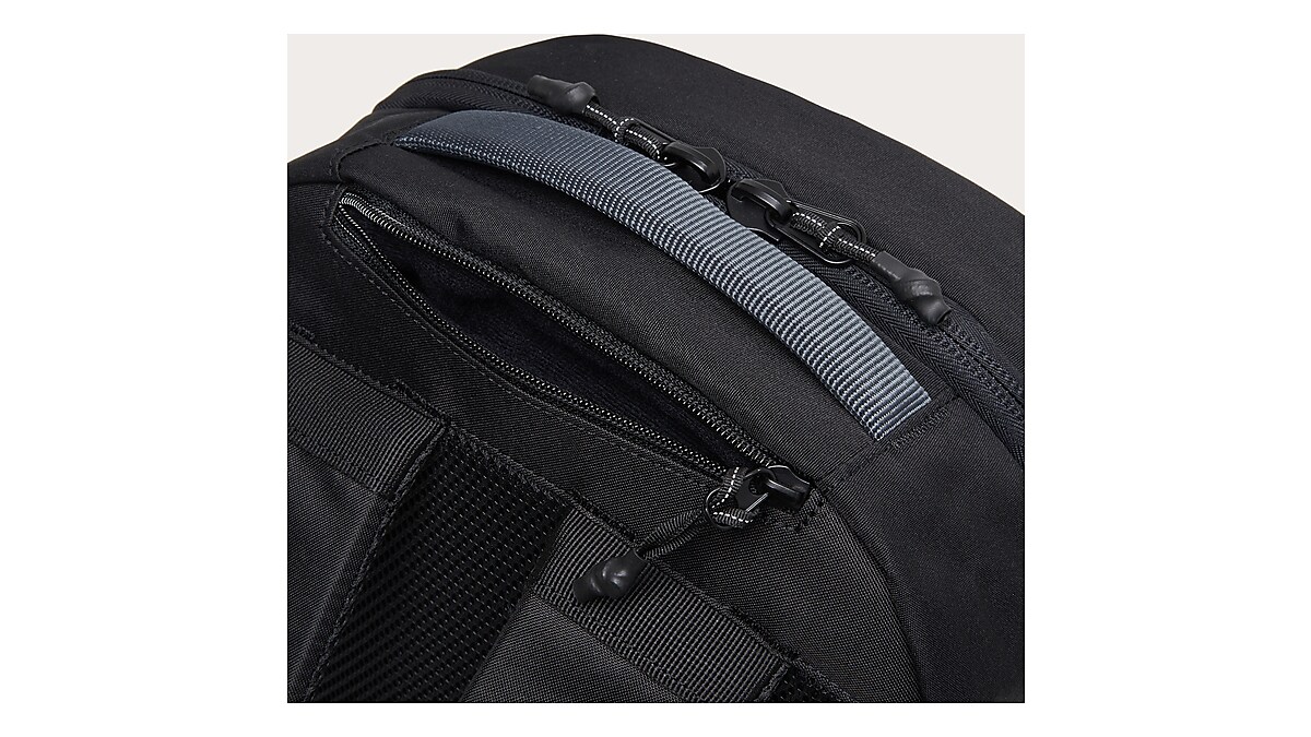 Oakley Essential Backpack M 7.0 Fw - Blackout | Oakley® 日本